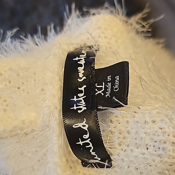 White cardigan sweater with geometric patterns and cozy chunky knit - Picture 6 of 6